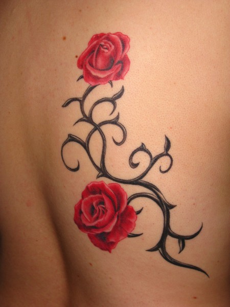 Blumen-Tattoo: Rosenranke mit Dornen