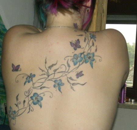 tattoo motive blumenranke 02. blumenranke mit 4 Schmetterlingen
