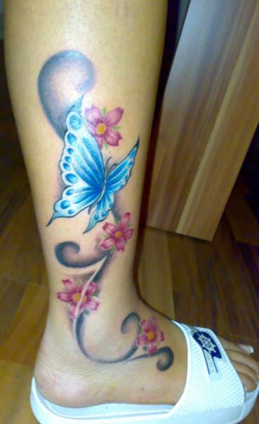 Schmetterling-Tattoo: Schmetterling mit Floralkomposition.....