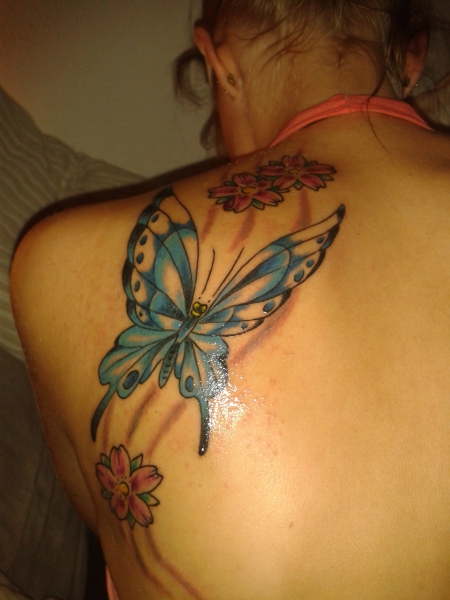 Schmetterling-Tattoo: Schmetterling & Kirschblüten