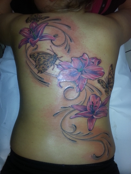 Ranke-Tattoo: Blumenranke am Rücken