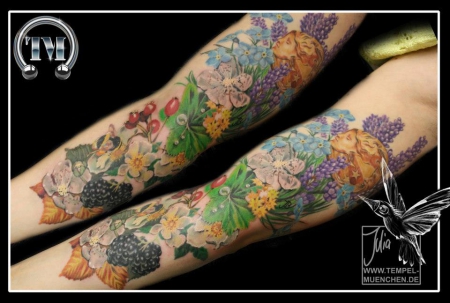 Blumen-Tattoo: Blumen-Arm - tätowiert von Julia