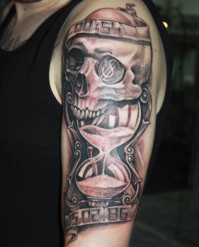 Sanduhr tattoo unterarm mann Tattoo Oberarm