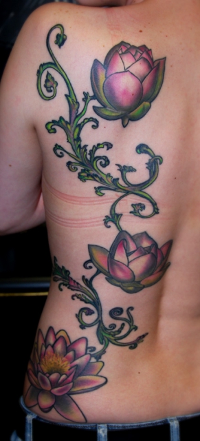 Ranke-Tattoo: Lotusblüten Ranke