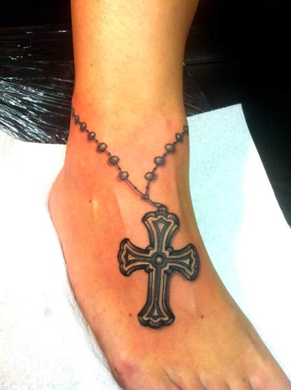 rosenkranz-Tattoo: Rosenkranz mit Kreuz auf Fuß