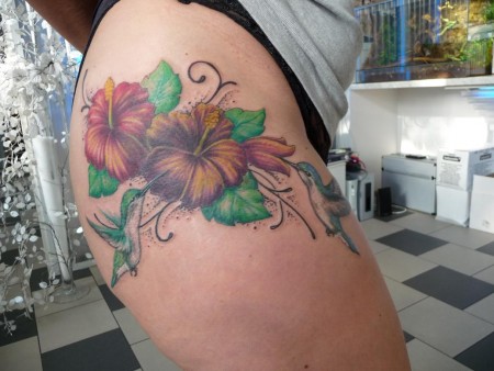 Blumen-Tattoo: Blumen und Kolibris  Cover up
