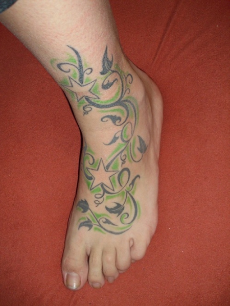 Ranke-Tattoo: Mein Fuß :) 2 Sterne + Efeu Ranke :)