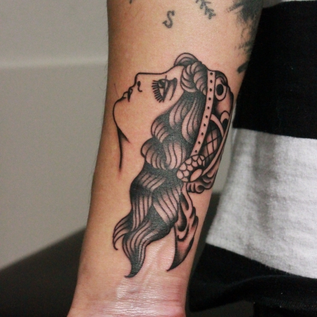 Handgelenk-Tattoo: Kleiner Frauenkopf 