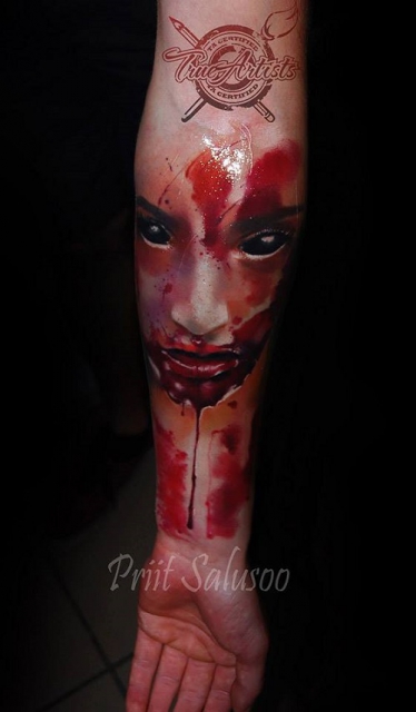 tatowierung-Tattoo: Frau, Gesicht, Blut 