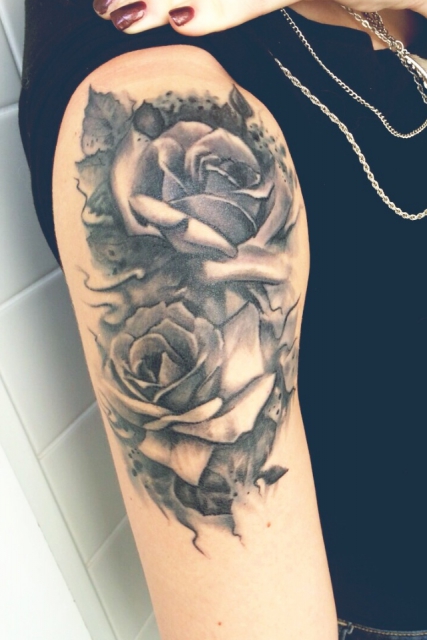 Rosen Tattoo Oberarm