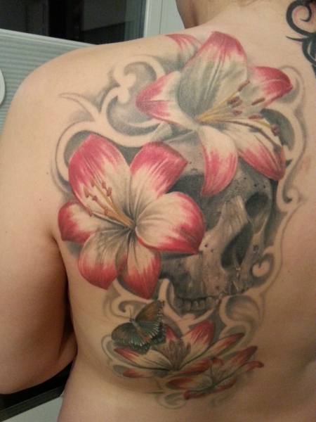 Blumen-Tattoo: Blumen mit Totenkopf by Marc