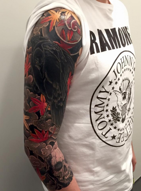 Feder-Tattoo: Sleeve von Senju Horimatsu (Krähe, Schädel und Momiji)