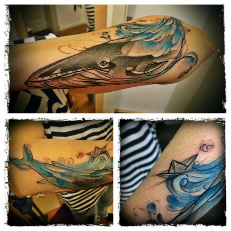 Anker-Tattoo: Blauwal mit Papierboot und Anker