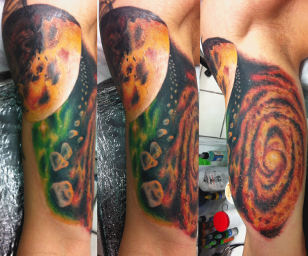 Unendlichkeit-Tattoo: Kosmos Cover - Up Oberarm