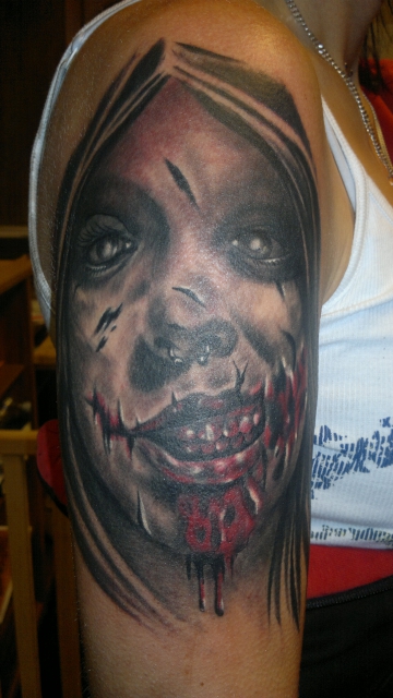 auch Frauen tragen solche Tattoos gerne