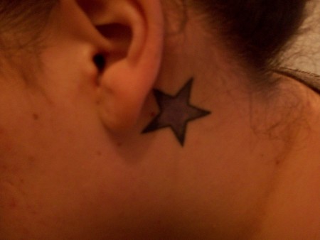 ...Mein Sternchen hinterm Ohr *first tattoo*