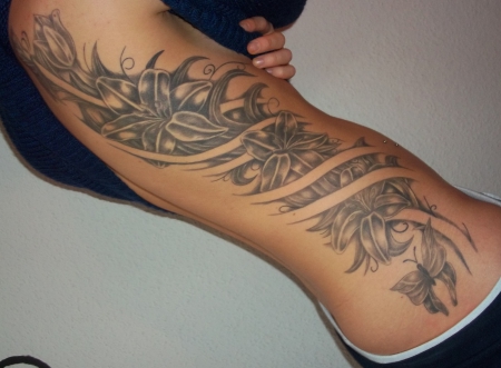 kirsche-Tattoo: FlowerPower.. Große Blumenranke auf der rechten Körperseite
