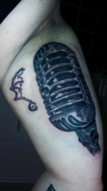 Mikrofon  mit Totenkopfnote 