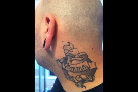 Halstattoo links Herz mit Name und Geburtsdatum meiner Tochter