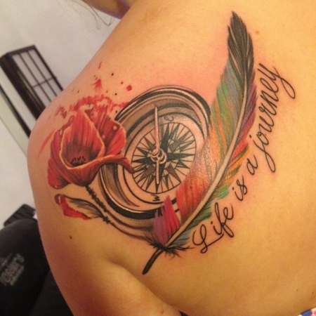 feder-Tattoo: Kompass/Feder/Mohnblumen -Tattoo