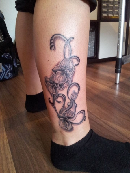 Verspieltes tattoo auf dem Unterschenkel . 
