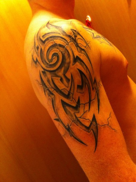Oberarm tribal tattoo Maori Tattoo