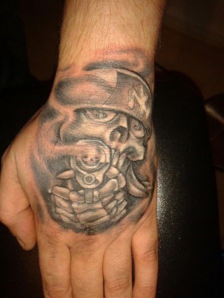 Totenkopf (Crazy Art) Handrücken