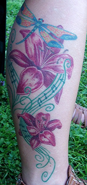 libelle-Tattoo: Lilien, Libelle - mein Fuss (2.Versuch)