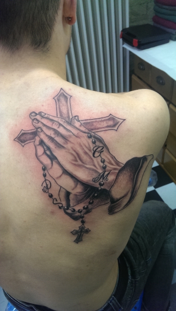 Lars182 Betende Hande Kreuz Tattoos Von Tattoo Bewertung De