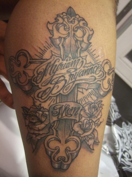 Kreuztattoo Auf Der Brust Tattoo Kreuz