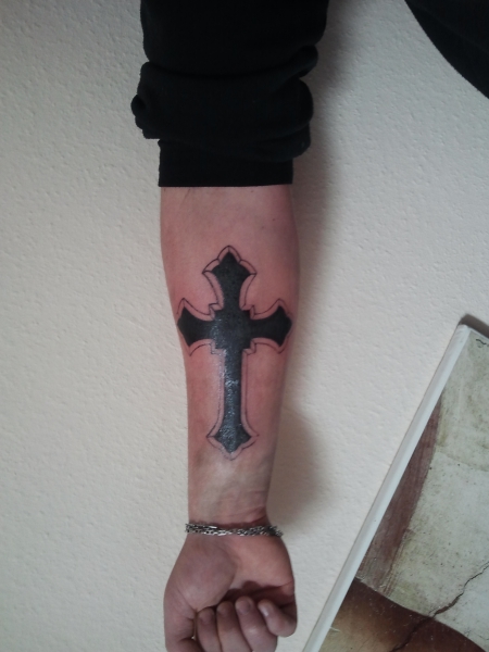 Kreuz unterarm tattoo männer Jesus Kreuz