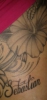 Blüten Tattoo mit Schriftzug