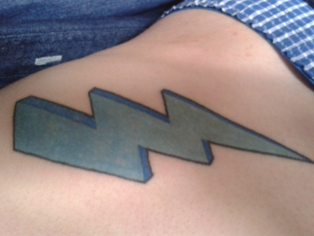 Erstes Tattoo (Blitz linke Seite)