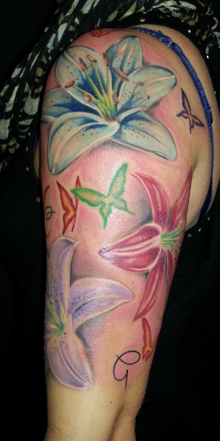lilien-Tattoo: BUNT Oberarm Lilien + Schmetterlinge Blumen + Hintergrund 