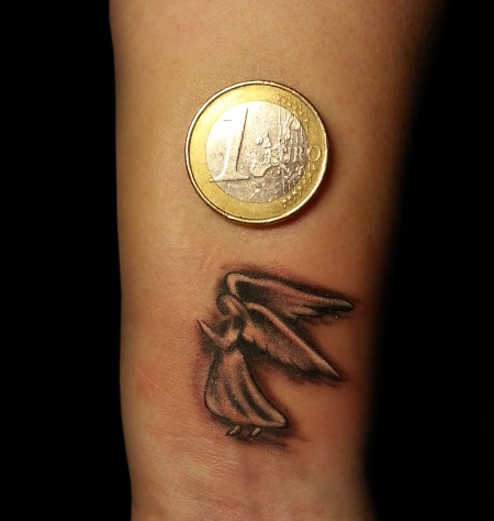 Kleiner süßer Engel Love is Pain Tattoo Berlin