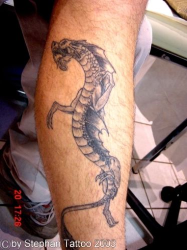 Drachentattoo rechter Unterschenkel
