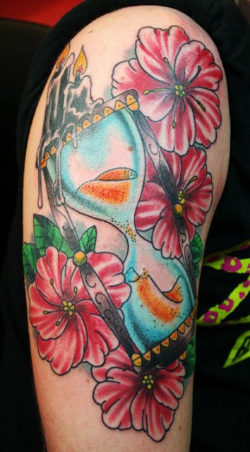 sanduhr-Tattoo: Sanduhr mit Hibiskusblüten