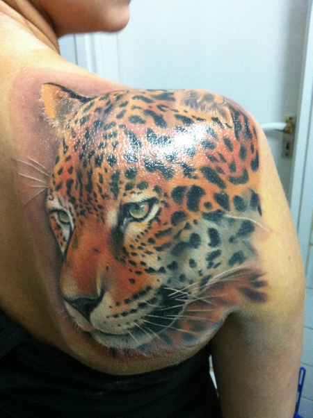 leopard-Tattoo: Tierportrait Leopard, tätowiert von Tibi