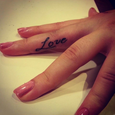 Mittelfinger Tattoo ' Love '