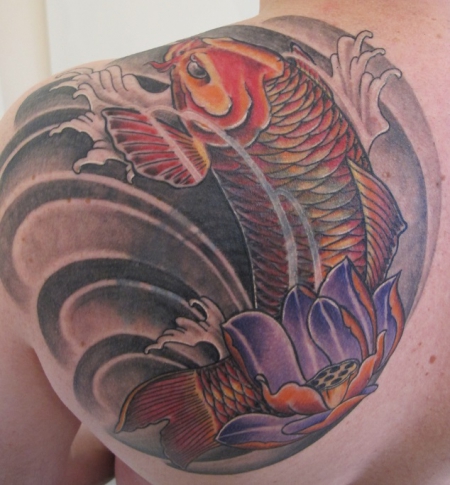 Cover up Koi auf Schulterblatt