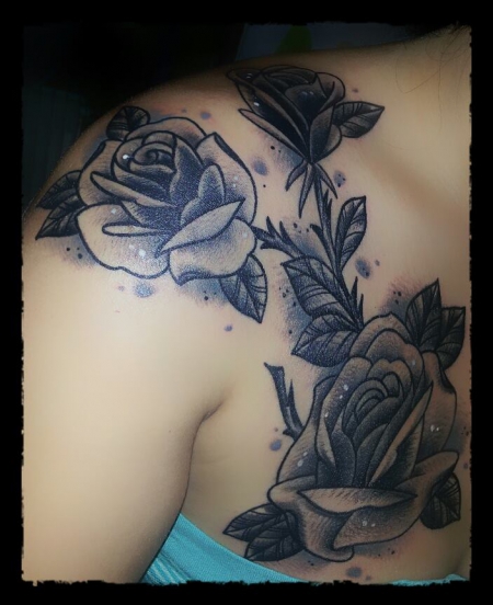 Rosen Tattoo Dekolleté/Schulter