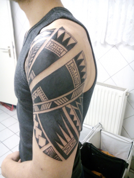 Polynesisches Half-Sleeve Tattoo
