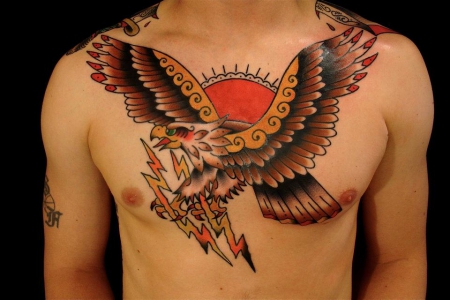 Traditioneller Adler auf der Brust