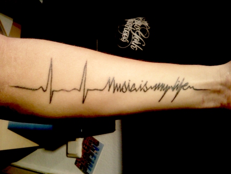 Mein erstes Tattoo "Music is my life"