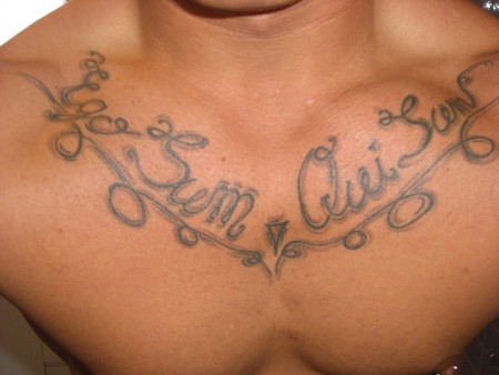 Mann schriftzug tattoo brust Tattoo Schriftzug