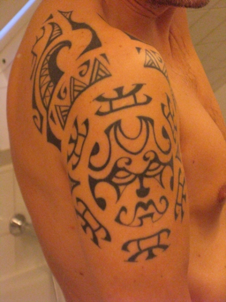 Maori-Tattoo nach erster Sitzung, frei gestochen, ohne Vorlage
