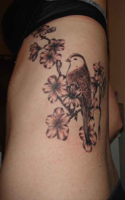 kirschblüten-Tattoo: Spatz auf Kirschblüten
