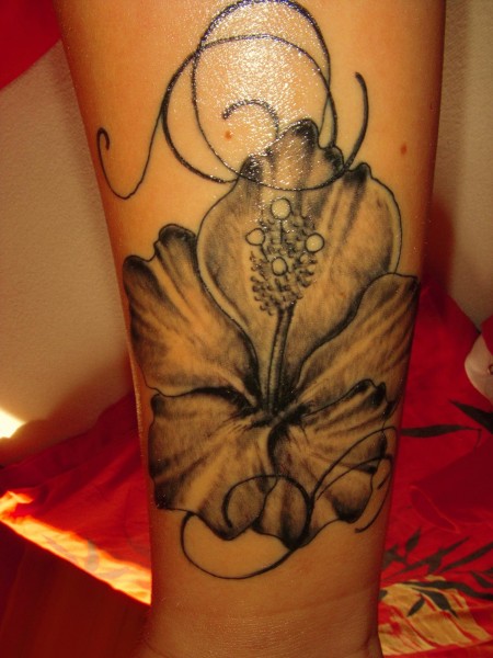 handgelenk-Tattoo: Hibiskusblüte