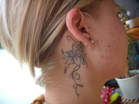 Tattoos frauen hals für Tattos &