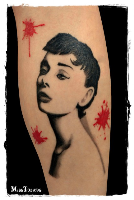 Audrey Hepburn, highcontrast trash style
